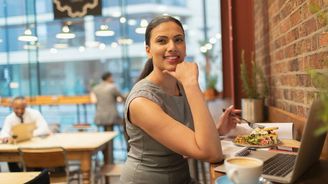 Za oběd v restauraci Češi v lednu dali 157 korun, meziročně o 13 korun víc