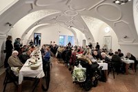 Vývar, řízek, bramborový salát, cukroví: Na radnici nakrmili lidi bez domova