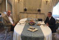 Zeman poobědval s Babišem v Lánech. Premiér nekuřák dostal k narozeninám dýmku