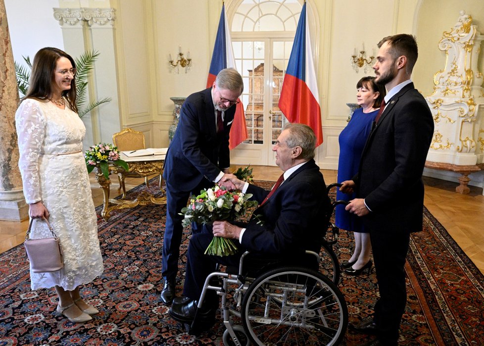 Poslední novoroční oběd prezidenta Miloše Zemana s premiérem a jeho manželkou: Zeman přivítal na zámku v Lánech premiéra Petra Fialu (ODS) s manželkou Janou (2. 1. 2023).