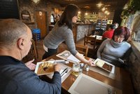 Velká zpráva o stavu restaurací v Česku: Tržby padají, ceny dál rostou! Kolik platíme za obědy?