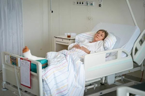 Jarka Obermaierová alias Vilma Nyklová leží v nemocnici.