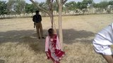 Hrůza v Pákistánu: Dívku (20) hromadně znásilnili a oběsili!