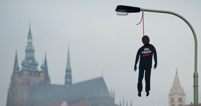 Sdružení Dekomunizace vyvěsilo oběšence i v Praze