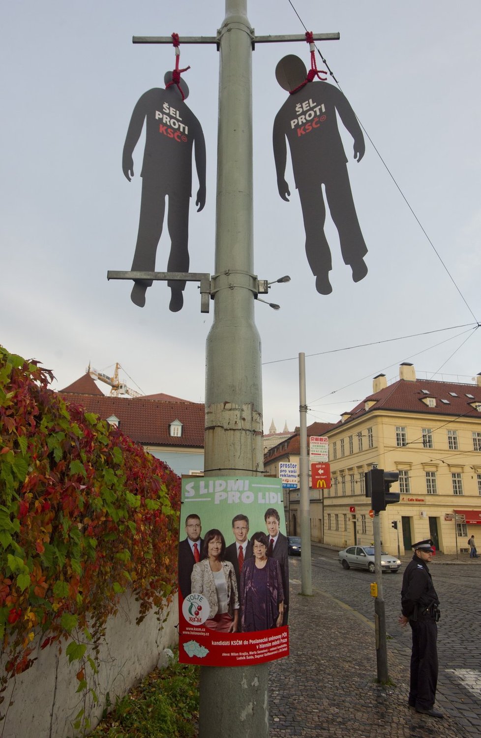 V Praze na Klárově poblíž metra Malostranská pověsili tyhle oběšence