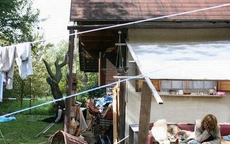 Dějiště lidské tragédie, v pozadí oběšenec (†30), v popředí žena, kterou více než přivolání záchranky zajímal úklid »drogové chaloupky«