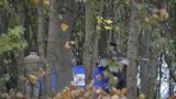 Oběšenec v lesíku u Pražského okruhu: Sebevraždu zřejmě spáchal bezdomovec