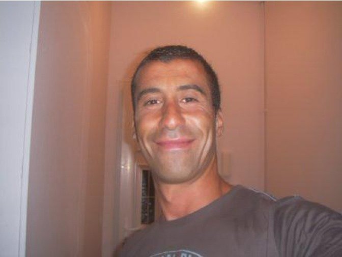 Ahmed Merabet (†42), policista. Teroristé ho zbaběle popravili střelou do hlavy, když se vzdával.
