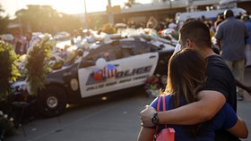 Smutek za zavražděné policisty, kteří zemřeli při střelbě v Dallasu.