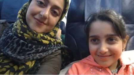 Sahara Haghjoo se svou osmletou dcerou Elsou Jadidi. Snímek údajně pochází z letadla krátce před vzletem. Obě dívky zahynuly