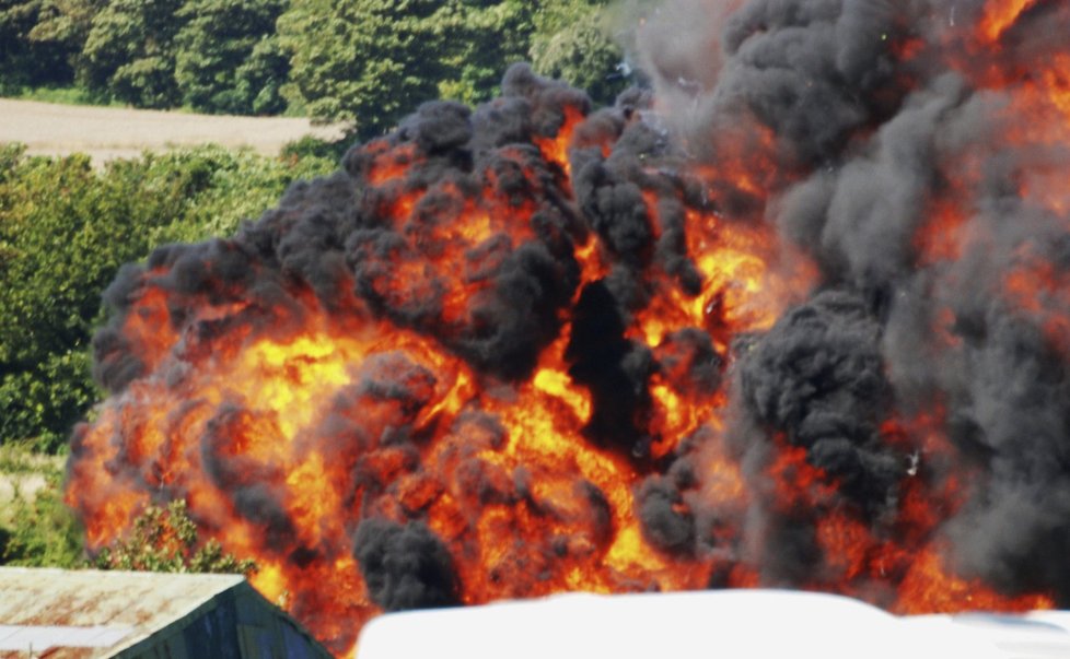 Výbuch na letecké show v Shorehamu v Anglii.