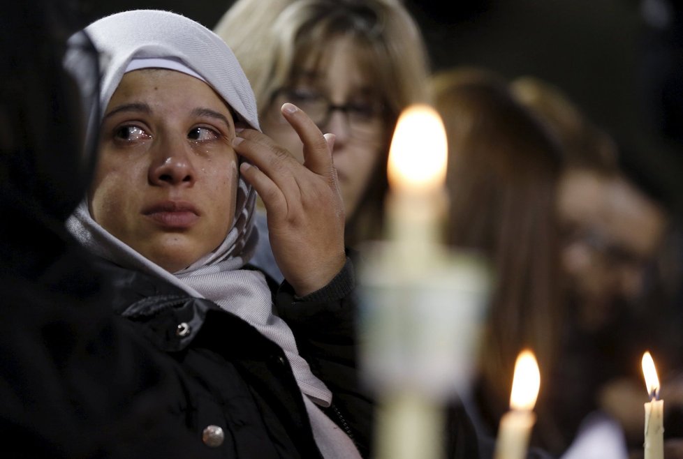 Pláč a modlitba za oběti střelby v kalifornském zdravotnickém centru.