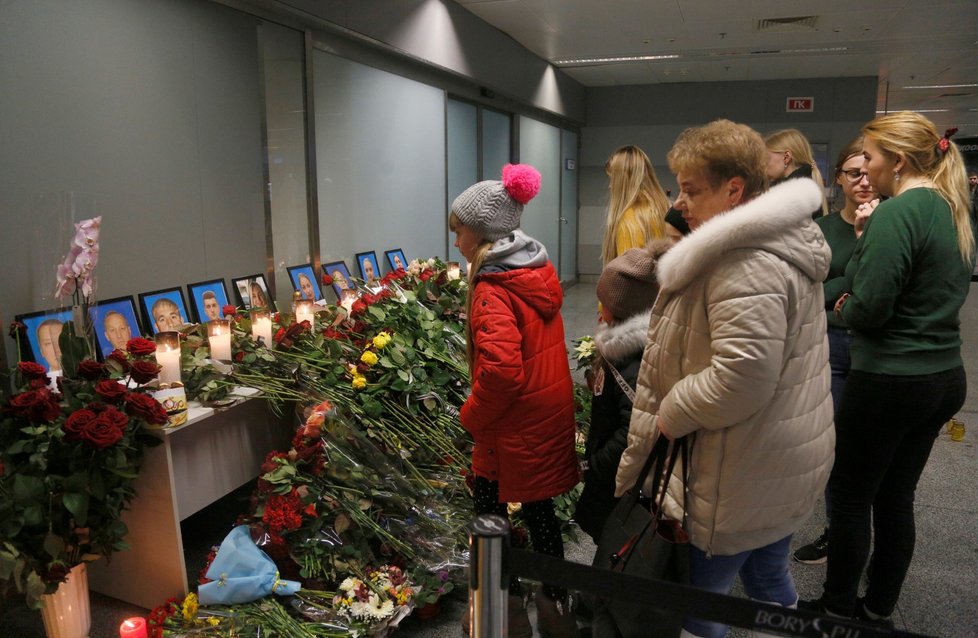 U budovy Edmonton Legislature na Ukrajině se setkávají lidé, aby uctili památku obětí havárie letadla v Íránu (9. 1. 2020).