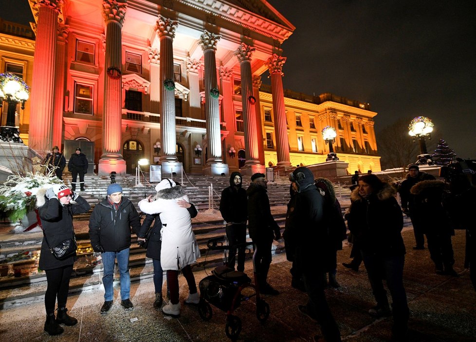 U budovy Edmonton Legislature na Ukrajině se setkávají lidé, aby uctili památku obětí havárie letadla v Íránu. (9.1.2020)