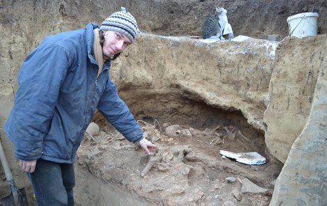 Archeolog Tomáš Chrástek ukazuje na zvláštní polohy obou koster.