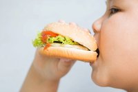 Boj s obezitou: Zakažte jídlo a pití ve vlacích a autobusech, apeluje lékařka