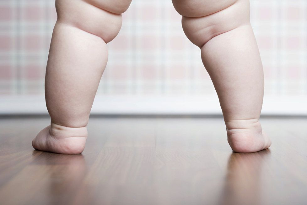 Počet obézních dětí nejen v Česku stoupá - podle WHO za to mohou reklamy na nezdravé potraviny