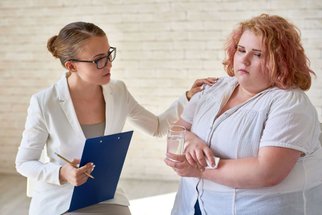 Zhubněte, říkají ortopedové: Obezita jim komplikuje práci a ničí lidem klouby