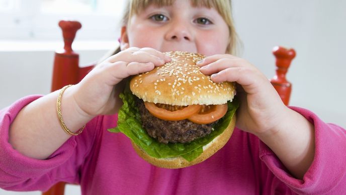 Obezita trápí čím dál více dětí. Na vině jsou ve většině případů jejich rodiče