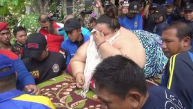 Nejtlustší ženu v Indonésii transportovali do nemocnice