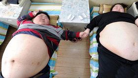 Žrouti z Číny se vyjedli na 394 kilo! Jsou tak tlustí, že nemůžou mít sex