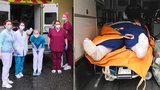 Zdravotníci převáželi pacienta (38) vážícího 300 kg: Pomáhalo 10 lidí a americká sanitka