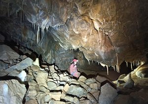 Nádherné prostory objevili na konci uplynulého roku v Hedvábné jeskyni v Moravském krasu speleologové. Sál plný krápníků pojmenovali po lezci Jiřím Mauglím Benešovi.