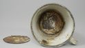 Šperky byly nalezeny na dně jednoho z 12 tisíc hrnků, které v Osvětimi jsou.
