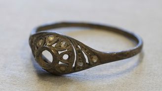 Koncentrační tábor Osvětim odkryl tajemství: V jednom z vystavovaných hrnků byly objeveny ukryté šperky Koncentrační tábor Osvětim odkryl tajemství: V jednom z vystavovaných hrnků byly objeveny ukryté šperky