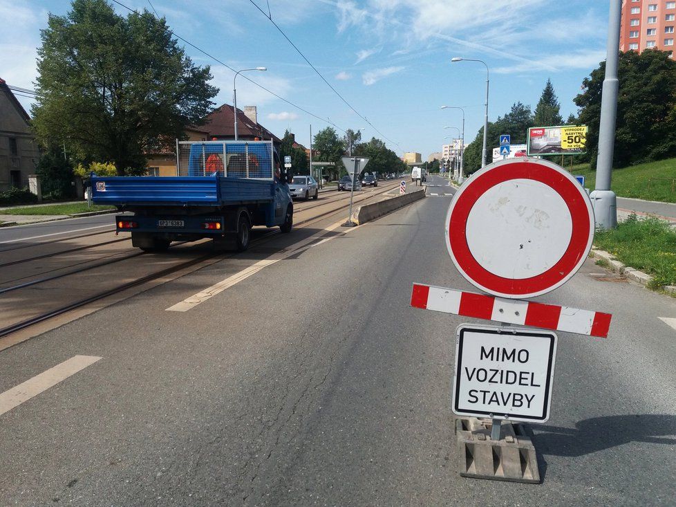 V Plzni se uzavřela výpadovka na Vejprnice, řidiči si kvůli opravě přechodu pro chodce zajedou 7 km. Zákaz vjezdu někteří moc neřeší.