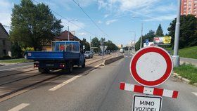 Kvůli plánovanému zbudování okružní křižovatky v prostředku ulice, je Čakovická přes červenec neprůjezdná. (ilustrační foto)