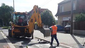 V Plzni se uzavřela výpadovka na Vejprnice, řidiči si kvůli opravě přechodu pro chodce zajedou 7 km. Zákaz vjezdu někteří moc neřeší.