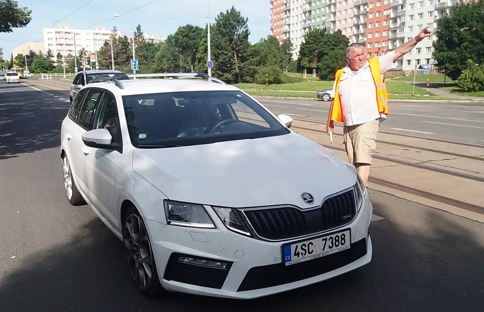 V Plzni se uzavřela výpadovka na Vejprnice, řidiči si kvůli opravě přechodu pro chodce zajedou 7 km. Zákaz vjezdu někteří moc neřeší.