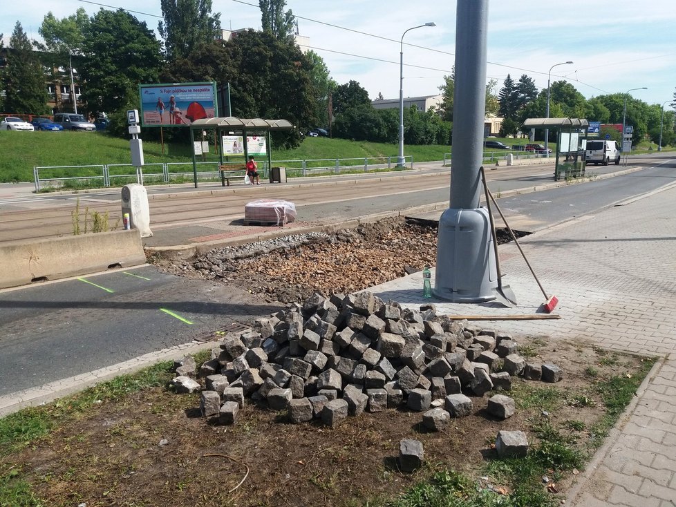 V Plzni se uzavřela výpadovka na Vejprnice, řidiči si kvůli opravě přechodu pro chodce zajedou 7 km. Zákaz vjezdu někteří moc neřeší.