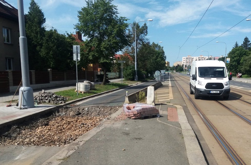 V Plzni se uzavřela výpadovka na Vejprnice, řidiči si kvůli opravě přechodu pro chodce zajedou 7 km. Zákaz vjezdu někteří moc neřeší.