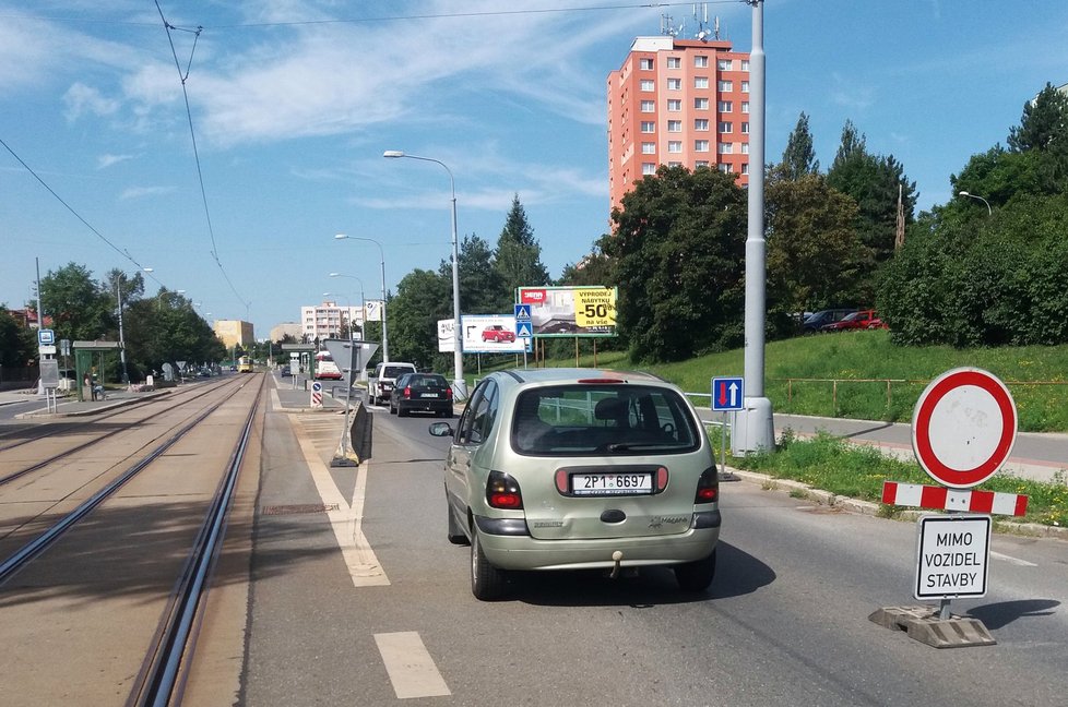 V Plzni se uzavřela výpadovka na Vejprnice, řidiči si kvůli opravě přechodu pro chodce zajedou 7 km. Zákaz vjezdu někteří moc neřeší.