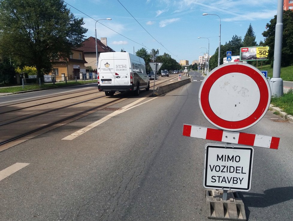 V Plzni se uzavřela výpadovka na Vejprnice, řidiči si kvůli opravě přechodu pro chodce zajedou 7 km. Zákaz vjezdu někteří moc neřeší.