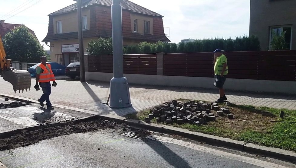 V Plzni se uzavřela výpadovka na Vejprnice, řidiči si kvůli opravě přechodu pro chodce zajedou 7 km. Zákaz vjezdu někteří moc neřeší.