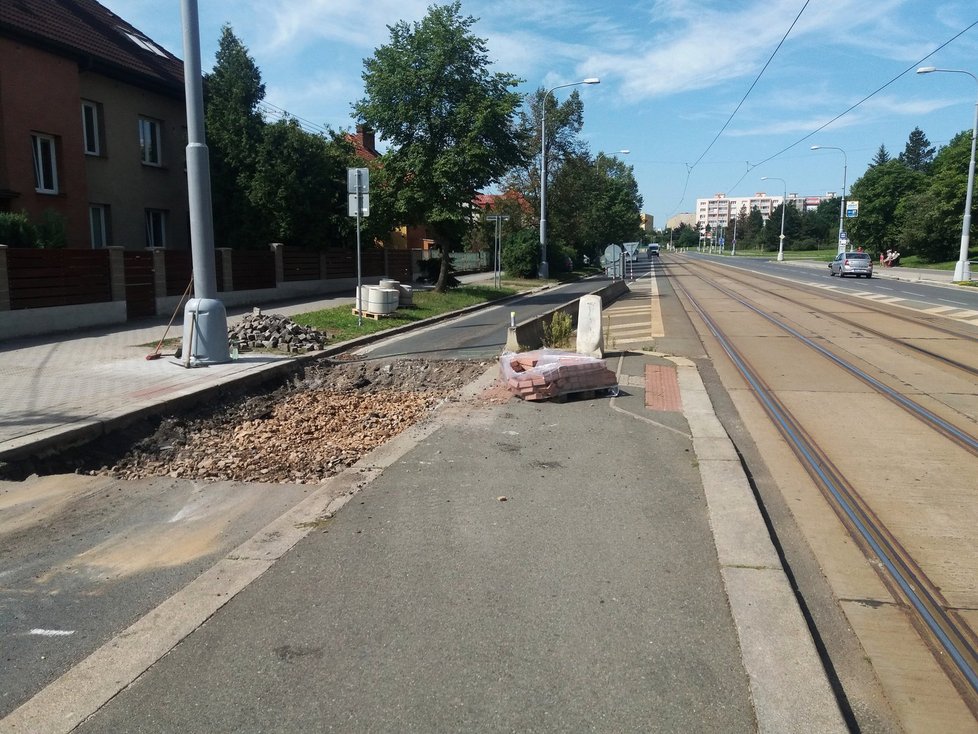 V Plzni se uzavřela výpadovka na Vejprnice, řidiči si kvůli opravě přechodu pro chodce zajedou 7 km. Zákaz vjezdu někteří moc neřeší.