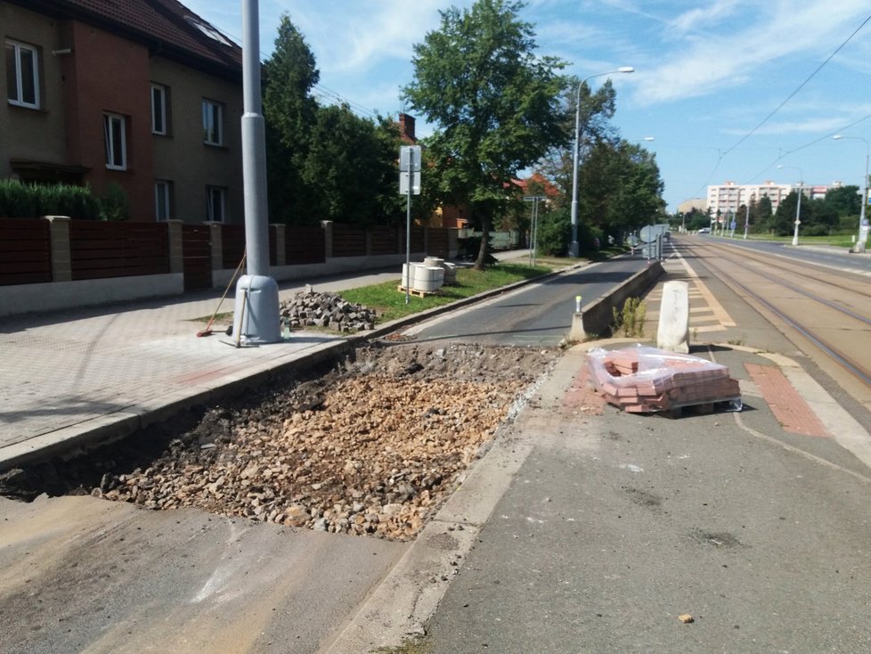 V Plzni se uzavřela výpadovka na Vejprnice, řidiči si kvůli opravě přechodu pro chodce zajedou 7 km. Zákaz vjezdu někteří moc neřeší.