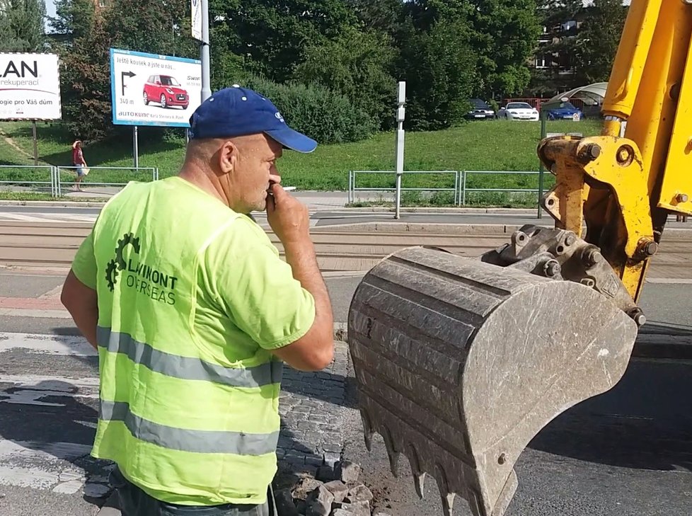 V Plzni se uzavřela výpadovka na Vejprnice, řidiči si kvůli opravě přechodu pro chodce zajedou 7 km. Zákaz vjezdu někteří moc neřeší.