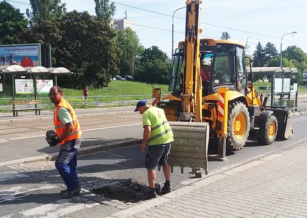 V Plzni se uzavřela výpadovka na Vejprnice, řidiči si kvůli opravě přechodu pro chodce zajedou 7 km. Zákaz vjezdu někteří moc neřeší.