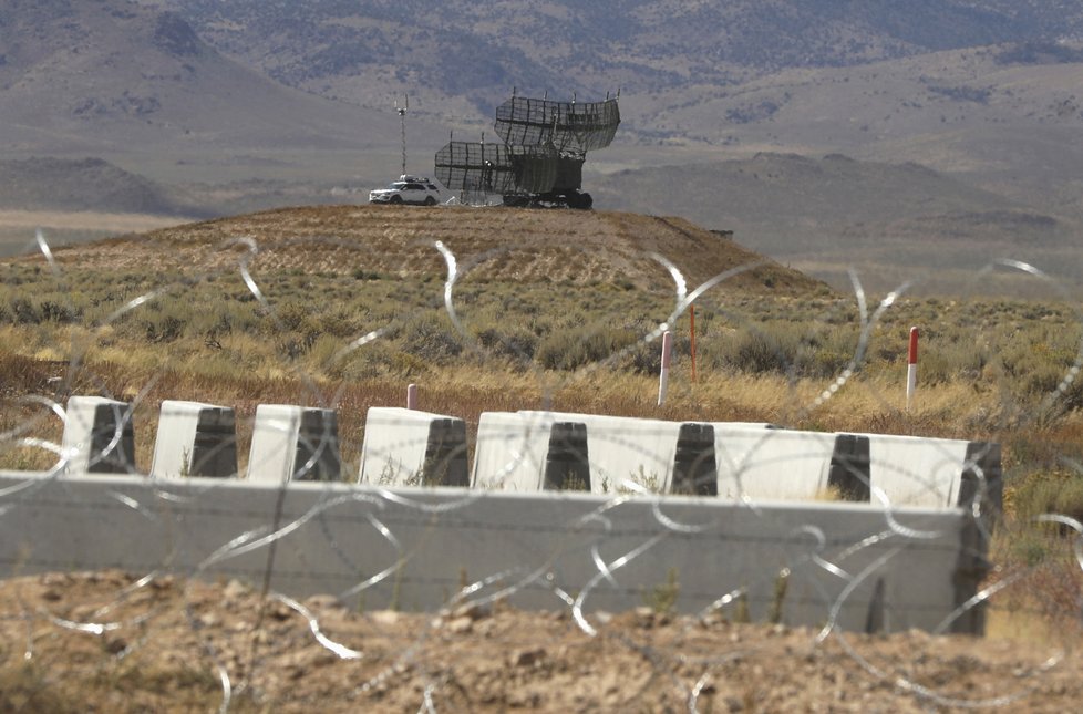 Oblast 51 a přilehlé městečko a Rachel se připravují na útok nadšenců o UFO.