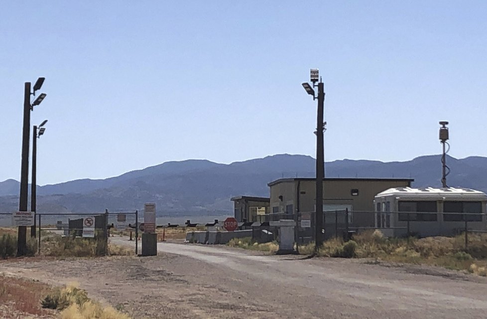 Oblast 51 a přilehlé městečko a Rachel se připravují na útok nadšenců o UFO.