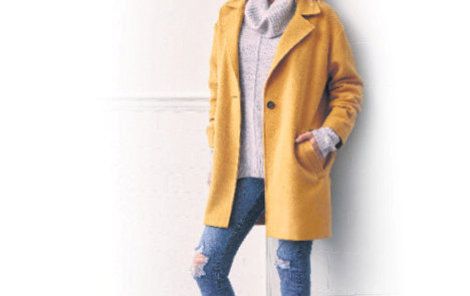Žlutý kabát (999 Kč), hrubě pletený svetr s nápadným rolákem (399 Kč), džíny (499 Kč) a kotníčkové boty. Prodává F&F.