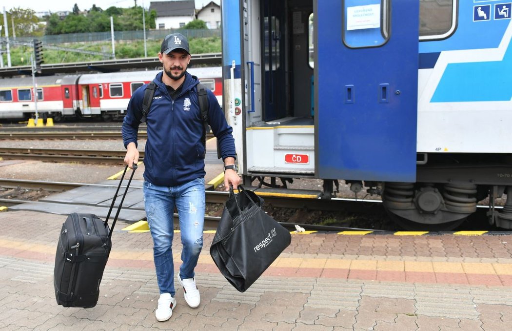 Gólman Jakub Kovář nestihl výbavu od firmy Respect Fashion ani pořádně otestovat. Z mistrovství světa se pakoval předčasně...