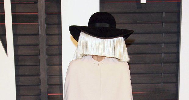 Nejpodivnější vzhled zvolila americká zpěvačka Sia.