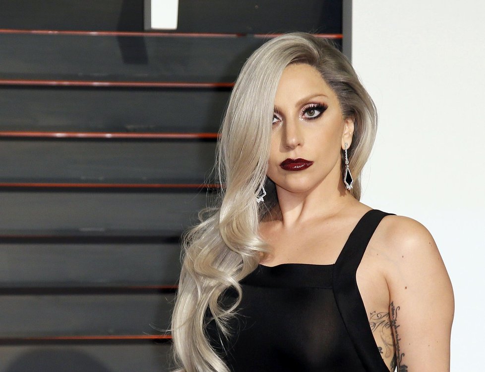 Lady Gaga na párty Vanity Fair připomínala postavu z hororu.
