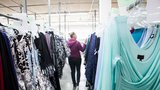 Odvrácená strana online nakupování: Pálení oblečení, emise i pořizování zbytečností