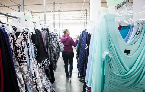 Odvrácená strana online nakupování: Pálení oblečení, emise i pořizování zbytečností